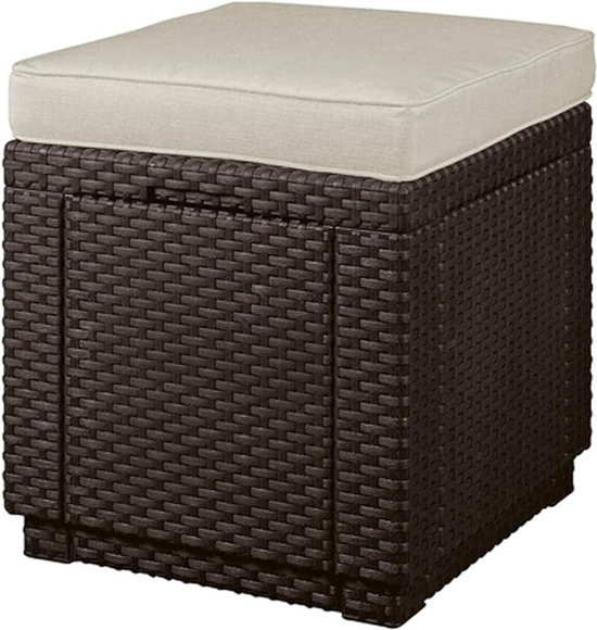 Pouf de rangement en plastique tressé marron foncé avec un coussin beige clair.