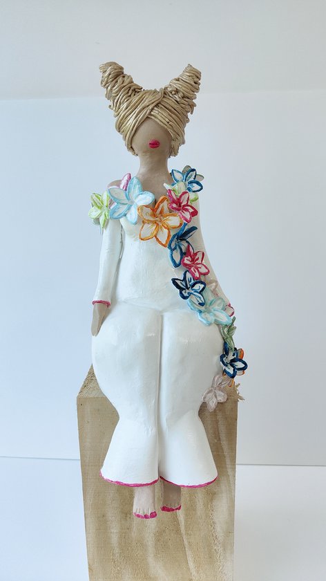 rainbow -beeld dikke dame zittend beeld met wit broekpak en gekleurde bloemen-handgemaakt-klei-nederlands product- 33cm hoog-decoratie interieur-ongewoonbijzonder-kunst-uniek beeld-dikke dames