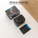 Zwarte Voomy wereldstekker en verpakking. De adapter is compact met 35W PD en 2 USB-C & 3 USB-A poorten.