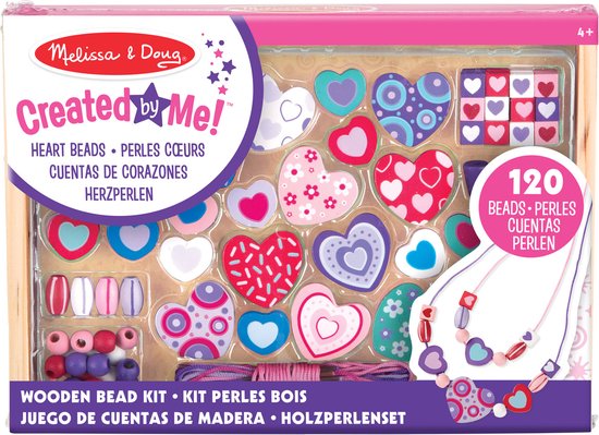 Doos met hartvormige kralen en andere onderdelen voor het maken van sieraden.