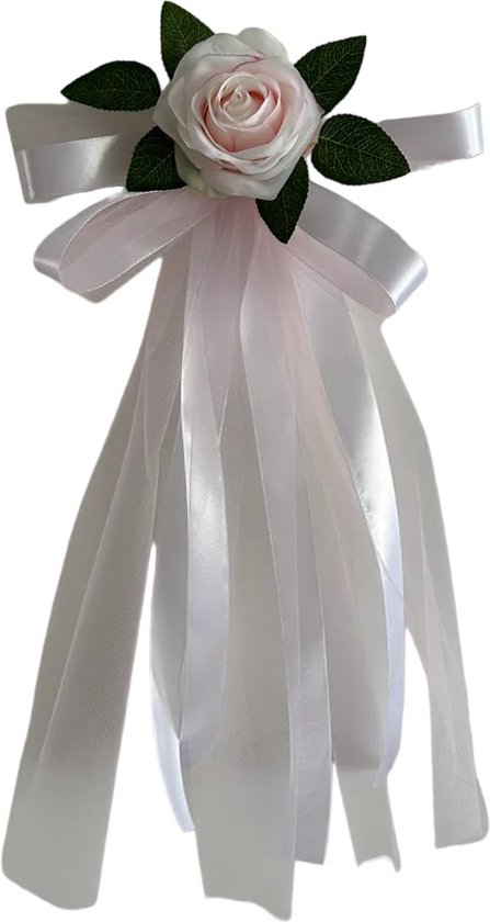 Een decoratie van poederroze rozen met groene blaadjes, witte strikken en lange witte linten.