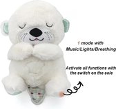 Slapende otter met ademhaling en muziek - licht - ademhalingsknuffel - wit - baby's en kleine kinderen - rustgevend geluid van muziek & ademhaling - kraamcadeau - cadeau - 30 cm - incl. batterijen