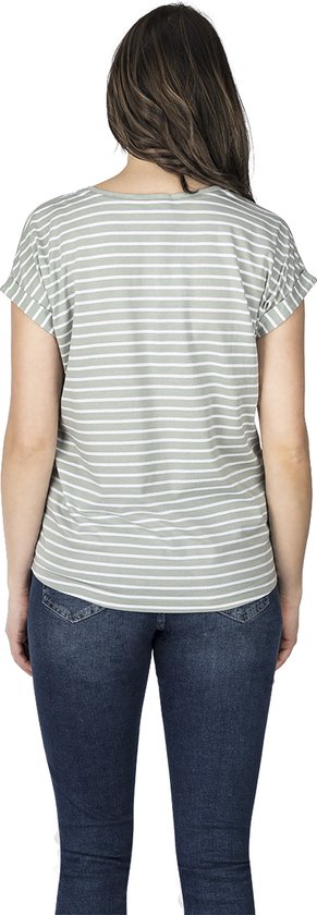 Vrouw van achteren gezien, draagt een groene top met witte strepen en donkere jeans.