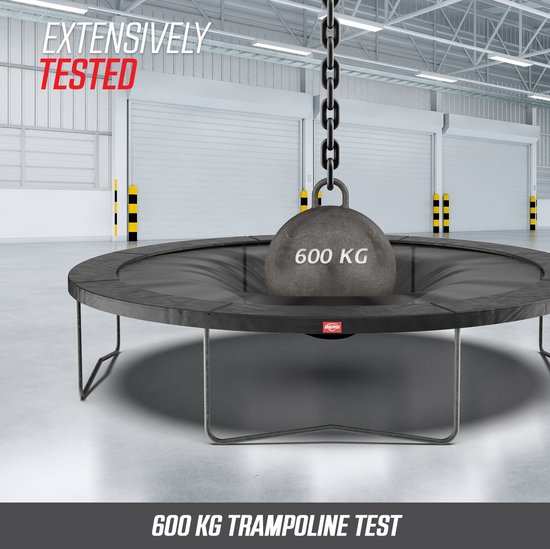 Zware ketting met gewicht van 600 kg test op een zwarte trampoline.