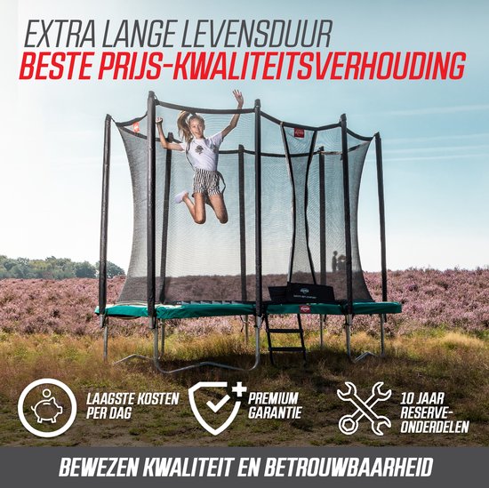 Meisje springt op een BERG trampoline met veiligheidsnet in een open veld. Tekst: "Extra lange levensduur, beste prijs-kwaliteitverhouding."