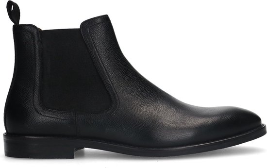 Chelsea boot noire en cuir, vue de côté. Avec bout pointu et panneaux latéraux élastiques.