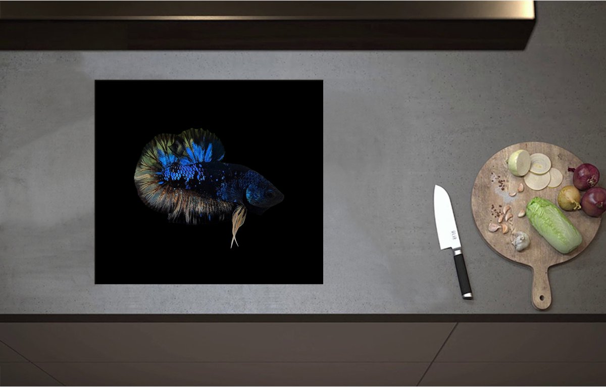 Inductieplaat Beschermer - Blauwe Vis op Zwart Oppervlak - 57x51 cm - 2 mm Dik - Inductie Beschermer - Bescherming Inductiekookplaat - Kookplaat Beschermer van Zwart Vinyl