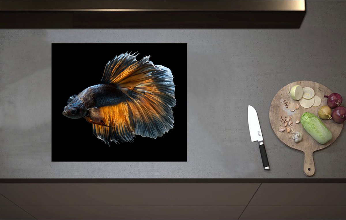 Inductieplaat Beschermer - Blauwe Vis met Oranje Details en Dansende Vinnen - 59x52 cm - 2 mm Dik - Inductie Beschermer - Bescherming Inductiekookplaat - Kookplaat Beschermer van Zwart Vinyl