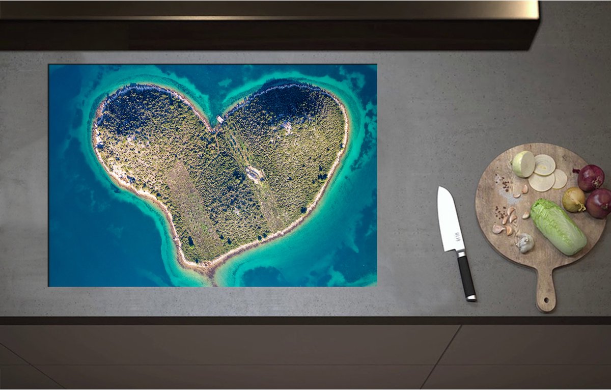 Inductieplaat Beschermer - Bovenaanzicht van Hartvormig Onbewoond Eiland in Tropische Zee - 80x55 cm - 2 mm Dik - Inductie Beschermer - Bescherming Inductiekookplaat - Kookplaat Beschermer van Zwart Vinyl
