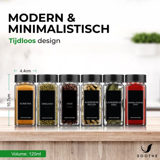 Moderne en minimalistische kruidenpotjes van glas met zwarte deksels, gevuld met verschillende kruiden zoals kurkuma en oregano.