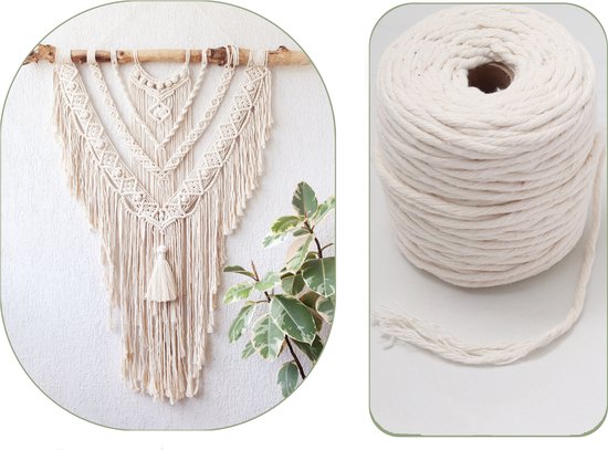 Wandhanger van macramé met franjes en een rol ecru touw.
