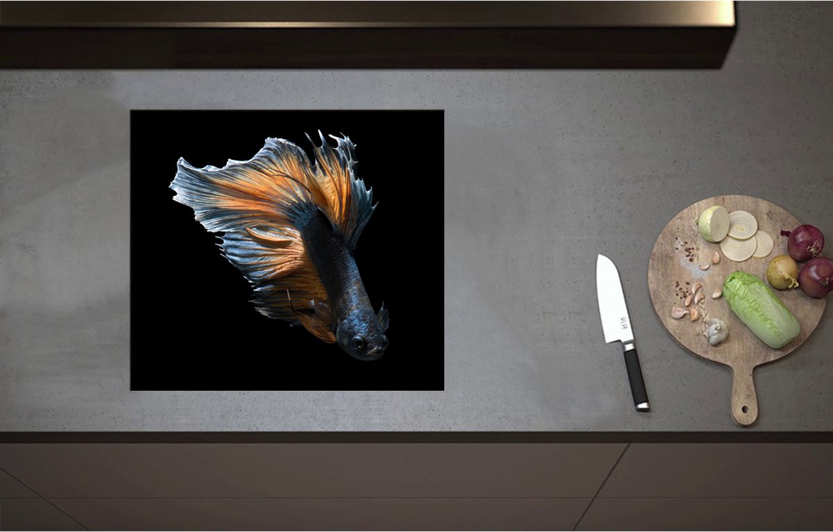 Inductieplaat Beschermer - Blauwe Vis met Oranje Details tegen Zwarte Achtergrond - 57x51 cm - 2 mm Dik - Inductie Beschermer - Bescherming Inductiekookplaat - Kookplaat Beschermer van Wit Vinyl