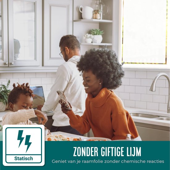 Familie in keuken, vrouw met telefoon, kind lacht, met statisch-icoon.