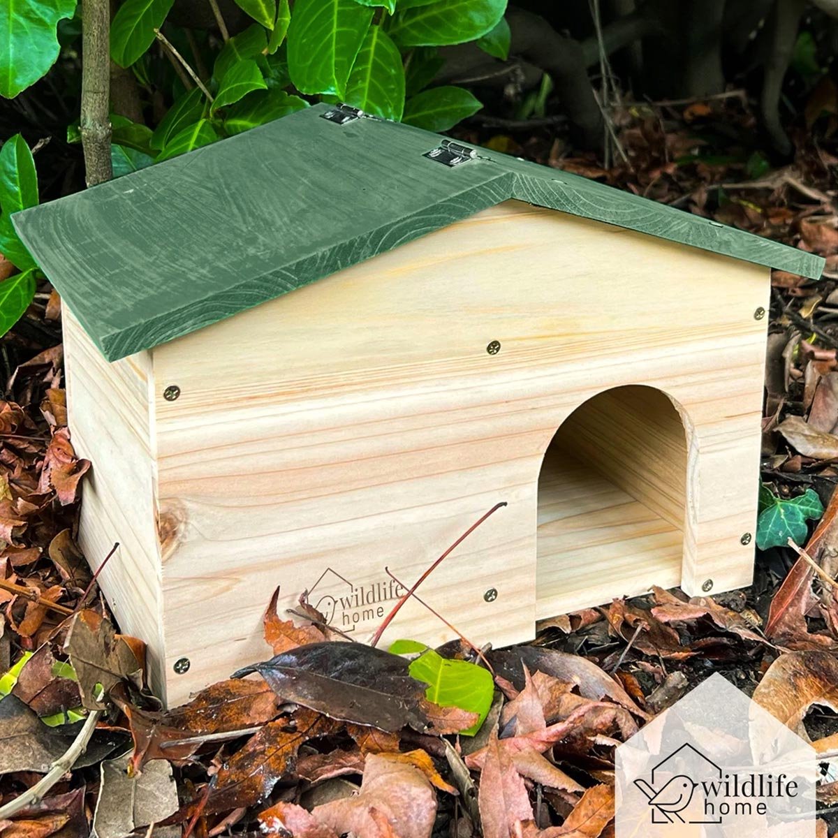 Wildlife Home - Egelhuis met zadeldak - Bouwpakket - Houten Egelhuis met bodem en labyrintingang - ca. 33 x 22,5 x 25 cm