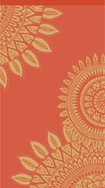 Rood textiel met een goudkleurig zon- of mandala-achtig patroon in de hoeken.