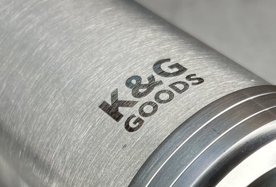 Zilverkleurig kraanfilter met het K&G GOODS logo.