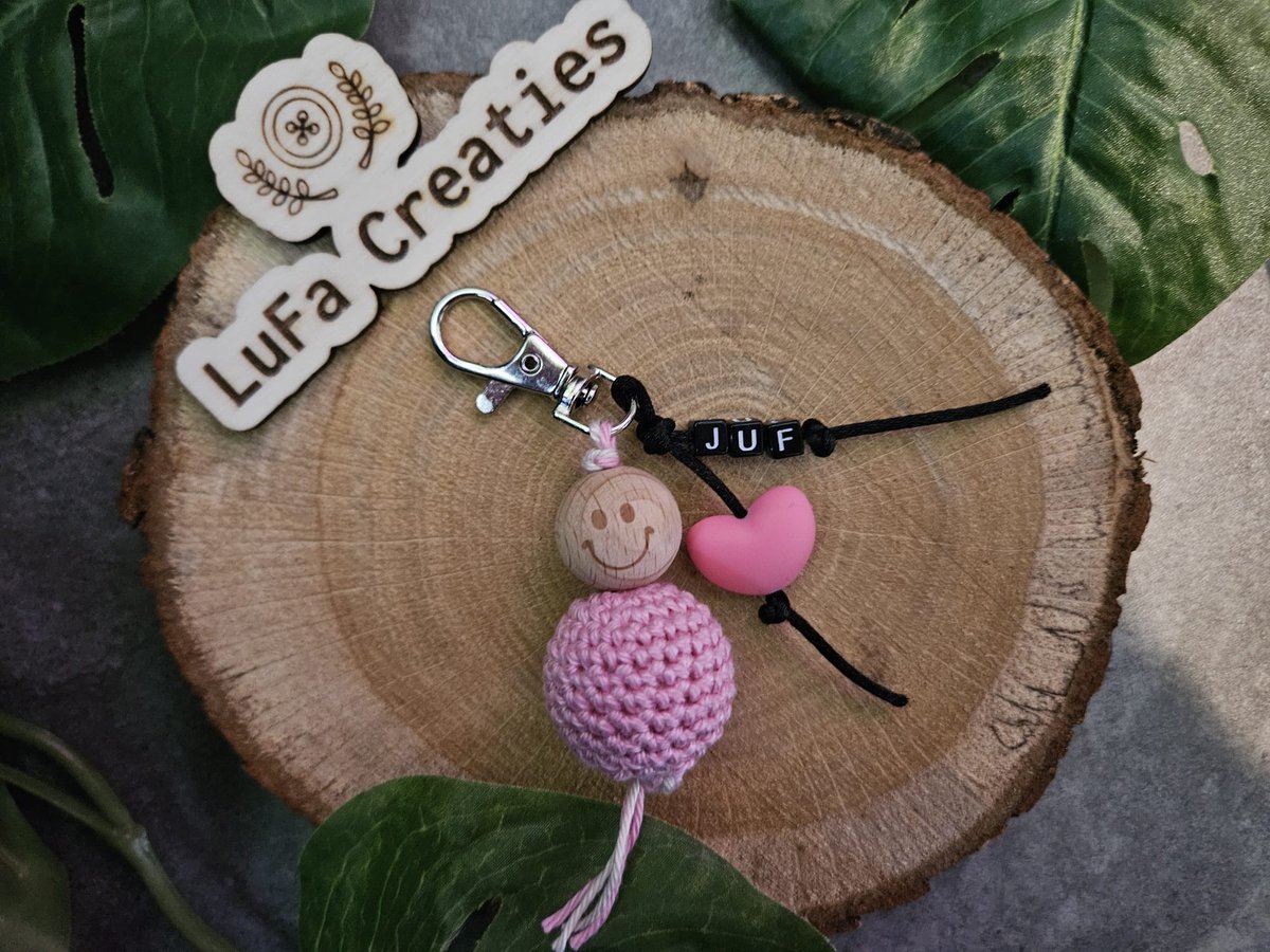 Sleutelhanger gelukspoppetje juf, Zwarte letters + roze hartje