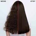 Photo avant/après de cheveux brun foncé. À gauche, crépus ; à droite, lisses. Avec "Frizz Dismiss Shampoo & Conditioner".
