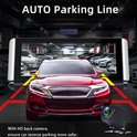 Auto met parkeerlijnen op het scherm van een achteruitrijcamera in een parkeergarage. Rode en gele lijnen geven de parkeerhulp aan.