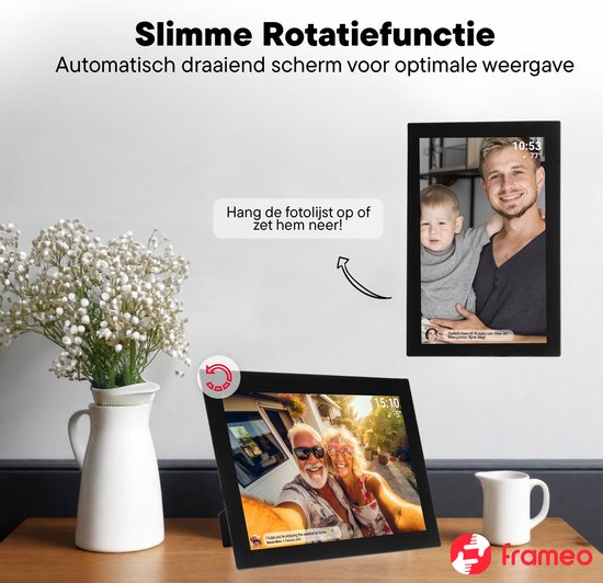 Een digitale fotolijst met een selfie van een ouder stel toont de rotatiefunctie. Een lijst hangt aan de muur.