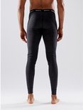 Achterkant van model in donkere antraciet thermobroek met zwarte tailleband met logo.