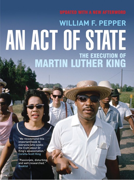 Boekomslag: An Act of State, over de moord op Martin Luther King, met een foto van MLK en anderen tijdens een optocht.