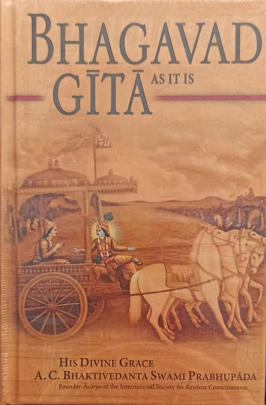 Bhagavad Gita As It Is. Omslag met een schildering van Krishna en Arjuna in een strijdwagen, getrokken door paarden.