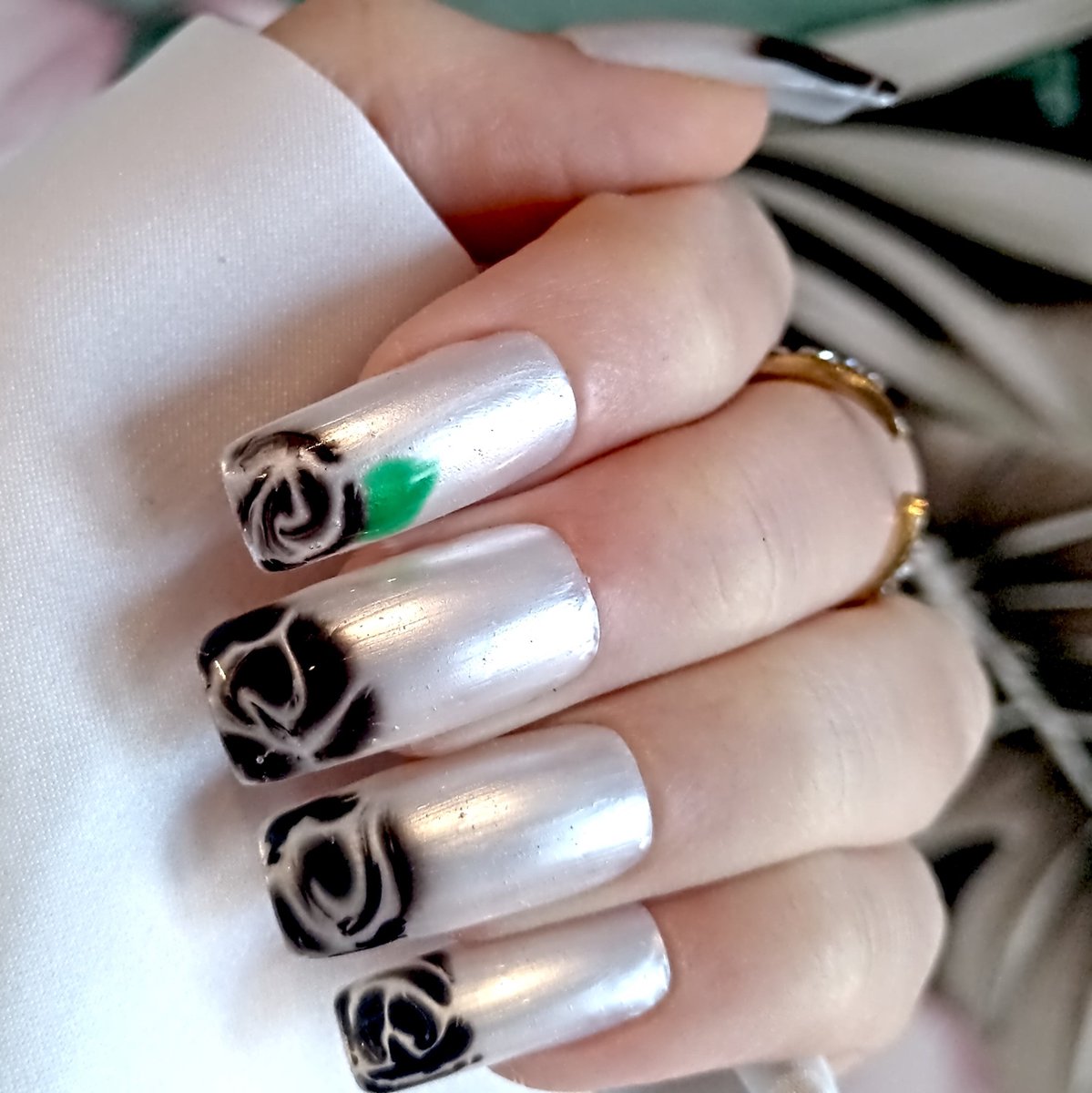 SD Press on Nails No. 1 Bed Of Roses Plaknagels met nagellijm Pearly en Zwarte rozen Set 20 Nagels Handmade Lang Square Kunstnagels Nail Art Handgemaakt Gellak Nagellak Accessoires
