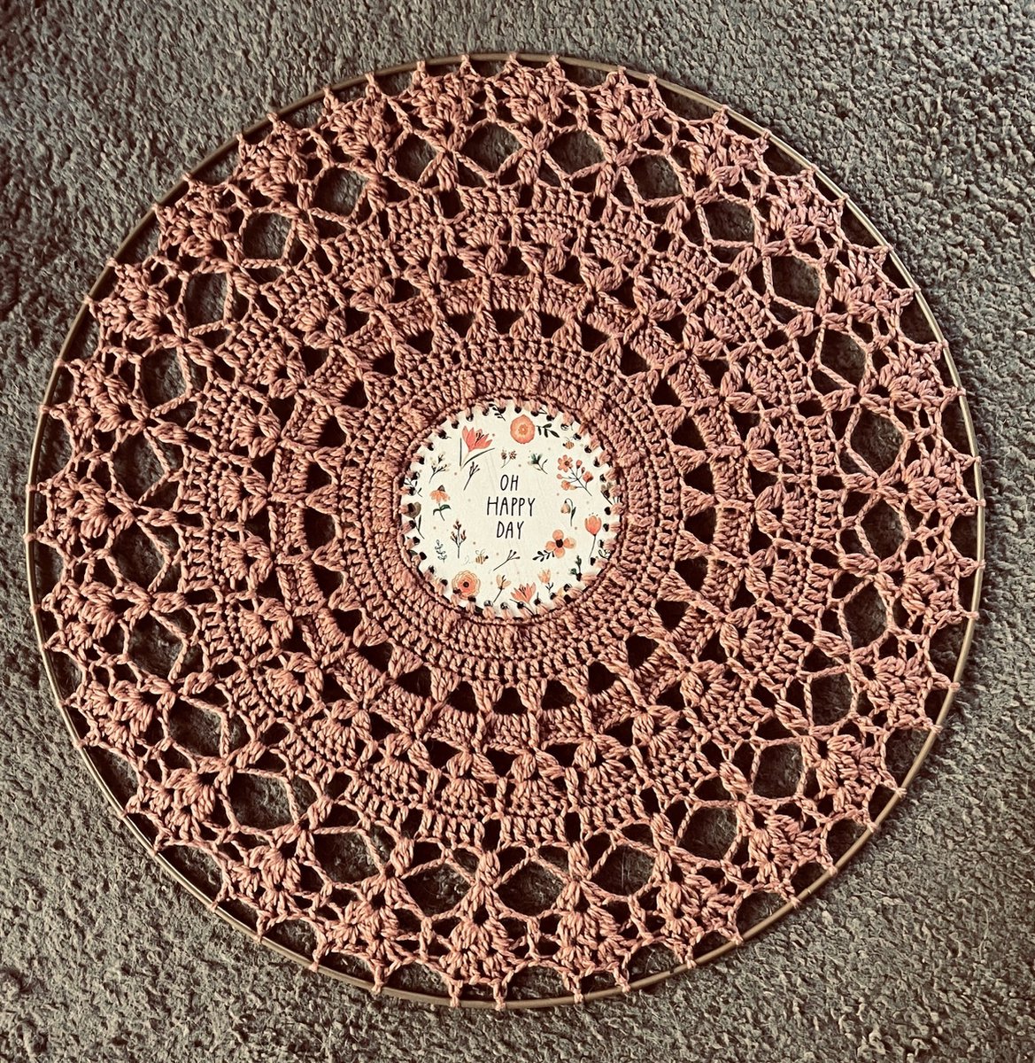 MANDALA/DROMENVANGER-GEHAAKT-MET DE TEKST-HANDMADE-DIAMETER 65 CM.