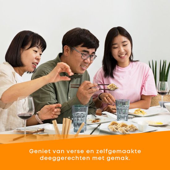 Een gezin van drie personen geniet aan tafel van zelfgemaakte dumplings.