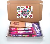 Cadeau d'anniversaire - paquet boîte aux lettres - Happy anniversaire - Tum Tum - Chocolat Milka - Bacon câble Frisia - Mentos Fruit