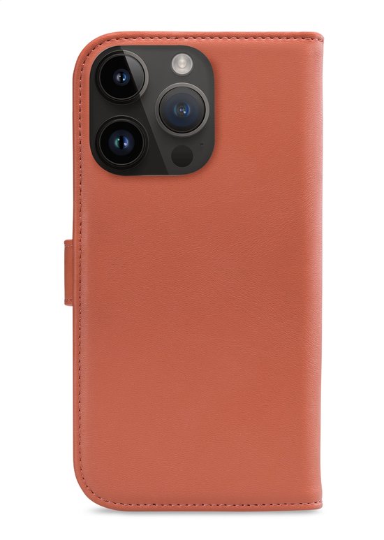 Étui de téléphone rouge avec découpe triple appareil photo.