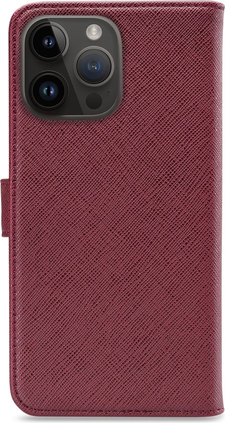 Étui portefeuille bordeaux pour téléphone, texture Saffiano avec rabat de fermeture. L'arrière du téléphone avec le bloc caméra est visible.