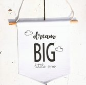 Canvas decoratie aan houten stok met touw en de tekst Dream Big Little One - decoratie - kinderkamer - canvas - Dream Big