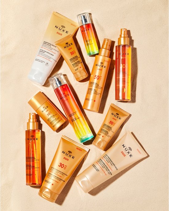 Collectie Nuxe Sun producten op het zand.