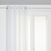 Wit, linnen-look gordijn met ringen hangt aan een metalen gordijnroede boven een wit kozijn.