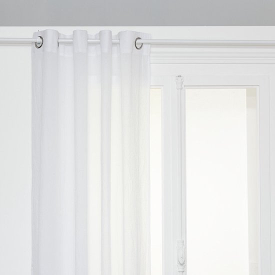 Wit, linnen-look gordijn met ringen hangt aan een metalen gordijnroede boven een wit kozijn.