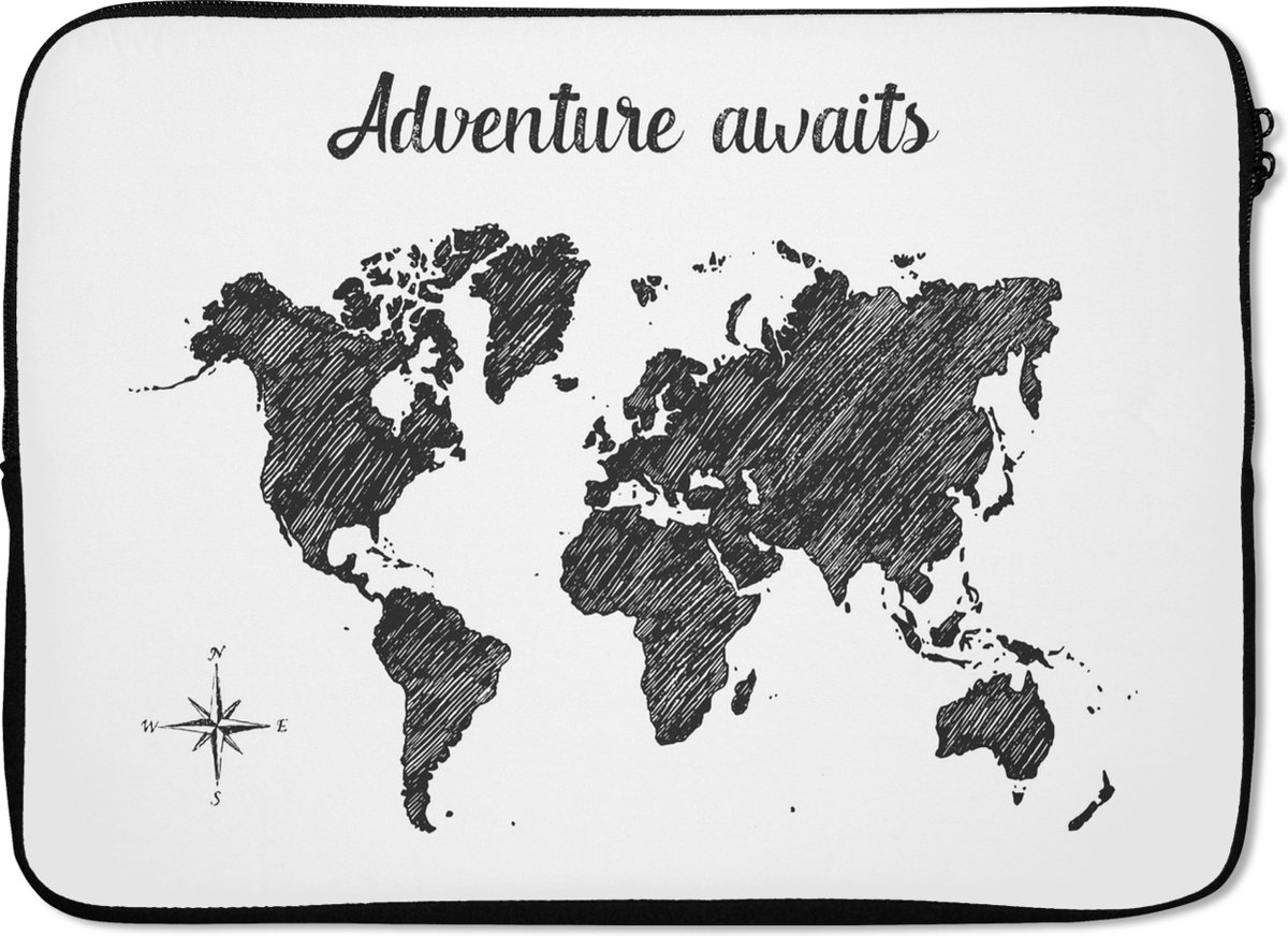 Laptophoes 14 inch - Wereldkaart - Quote - Adventure Awaits - Laptop sleeve - Binnenmaat 33x23 cm - Zwarte achterkant