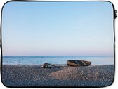 Laptophoes 15 inch 38x29 cm - Strand en zee - Macbook & Laptop sleeve Boot op het strand - Laptop hoes met foto