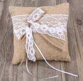 Trouwring kussen 20x20 cm , versierd met kant linten en bloemknop gesp om de ring te binden.