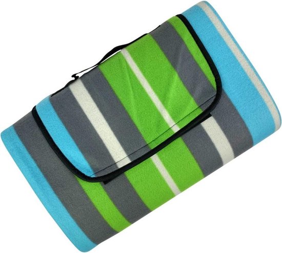 Een opgevouwen groen, blauw en grijs gestreept picknickkleed met handvat, geïsoleerd op witte achtergrond.