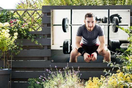 Portrait d'un haltérophile amateur assis sur son banc de musculation Affiche de jardin 180x120 cm - Toile de jardin / Toile d'extérieur / Peintures d'extérieur (décoration de jardin) XXL / Groot format!