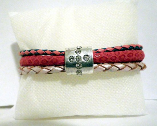 Drie gevlochten armbanden in roze, rood en blauw met zilveren slider met strass.