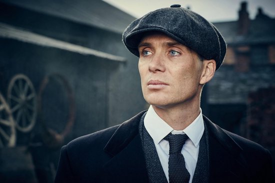 ? Peaky Blinders • Tommy Shelby Focus Canvas 150x100 cm • Foto print op Canvas schilderij ( Wanddecoratie woonkamer / slaapkamer / keuken / kantoor / bar / restaurant ) / Peaky Blinders Canvas Schilderijen / Poster