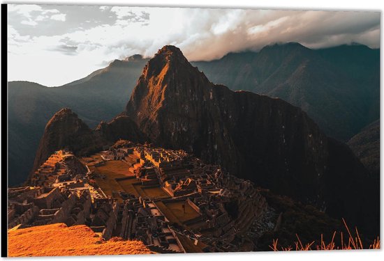 Dibond –Machu Picchu Berg- Peru– 120x80 Foto op Aluminium (Wanddecoratie van metaal)