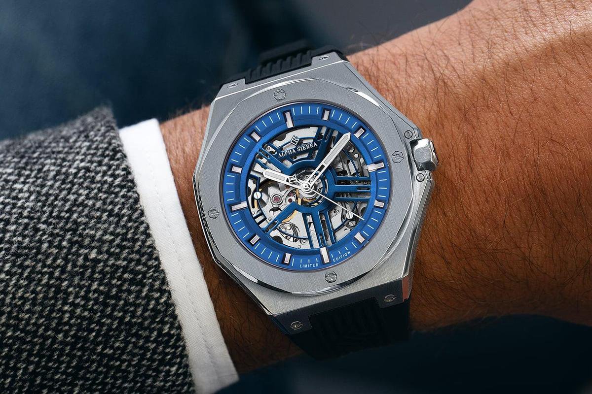 Alpha Sierra Falcon LVD158S - Zilver - Siliconen band - Herenhorloge -Ø 45  mm | bol.com