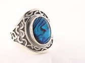 Bewerkte zilveren ring met blauwe abalone schelp - maat 17.5