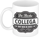 De beste collega dat ben ik dus cadeau koffiemok / theebeker wit met grijs embleem - 300 ml - keramiek - afscheidsmok / cadeaumok collega