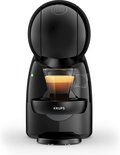 Zwarte Krups Dolce Gusto Piccolo XS koffiemachine met een glas espresso.