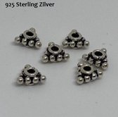 Sterling zilveren (925) driehoekige kralen, 8x8x8x4mm, zware kwaliteit. Verkocht per verpakking van 6 stuks